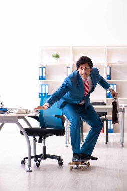 Ofisinde uzun panosu olan genç ve yakışıklı bir iş adamı. 