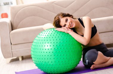 Genç güzel kız fitball ile yapıyor