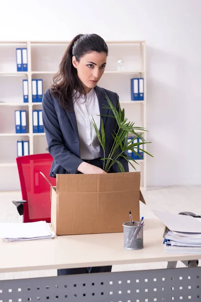 Junge Mitarbeiterin wird von ihrer Arbeit entlassen — Stockfoto