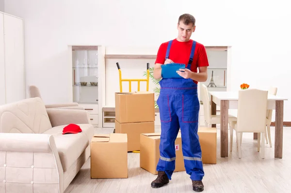 Jeune entrepreneur avec des boîtes travaillant à l'intérieur — Photo