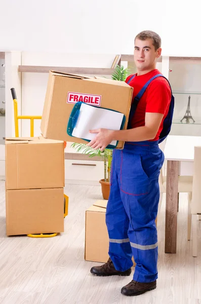 Joven contratista con cajas trabajando en interiores —  Fotos de Stock