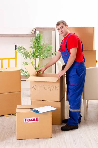 Jeune entrepreneur avec des boîtes travaillant à l'intérieur — Photo