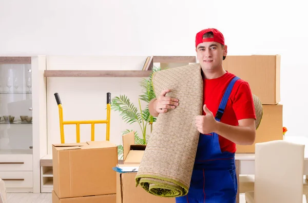 Jonge aannemer met dozen werken binnenshuis — Stockfoto