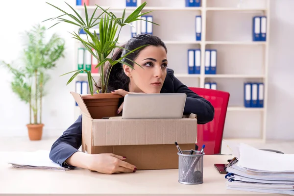 Une jeune employée licenciée de son travail — Photo