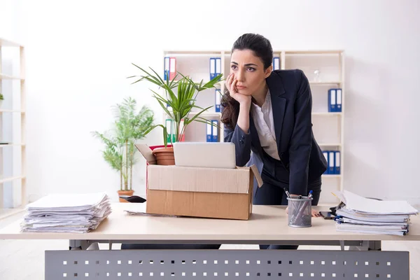 Ung kvinnlig anställd eldas från hennes arbete — Stockfoto