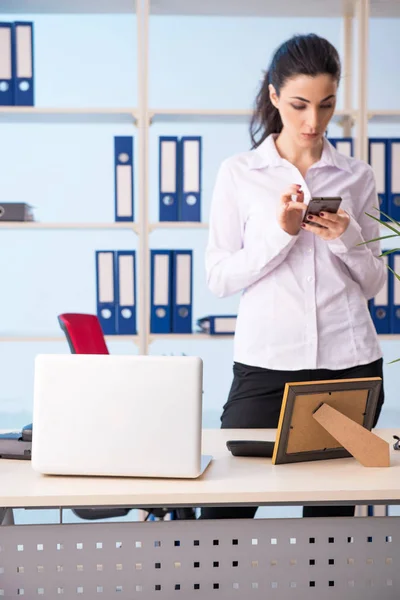 Mitarbeiterin arbeitet spät im Büro — Stockfoto