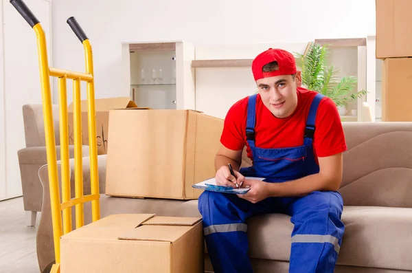 Joven contratista con cajas trabajando en interiores —  Fotos de Stock