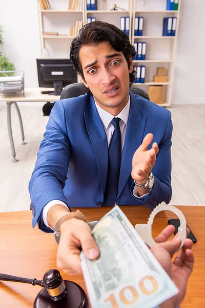 Junge hübsche Richterin sitzt im Gerichtssaal — Stockfoto