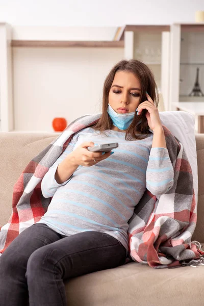 Sjuk gravid kvinna som lider hemma — Stockfoto