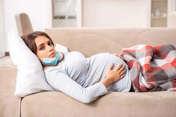 Zieke zwangere vrouw die thuis lijdt — Stockfoto