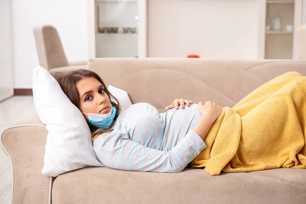 Nemocná těhotná žena trpí doma — Stock fotografie