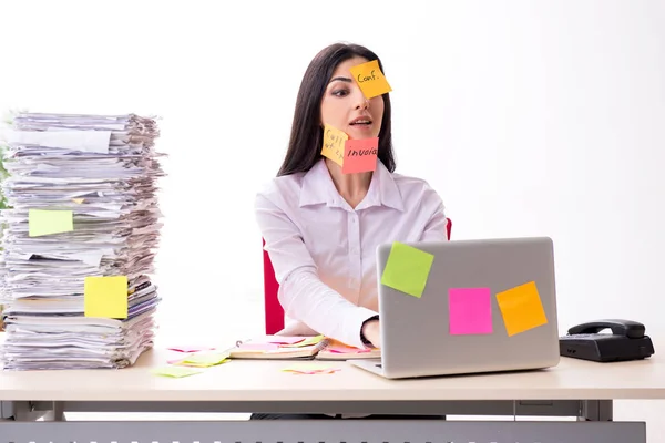 Junge Arbeitnehmerin in widersprüchlichem Prioritätenkonzept — Stockfoto