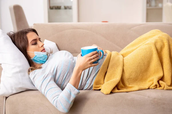 Doente grávida sofrendo em casa — Fotografia de Stock