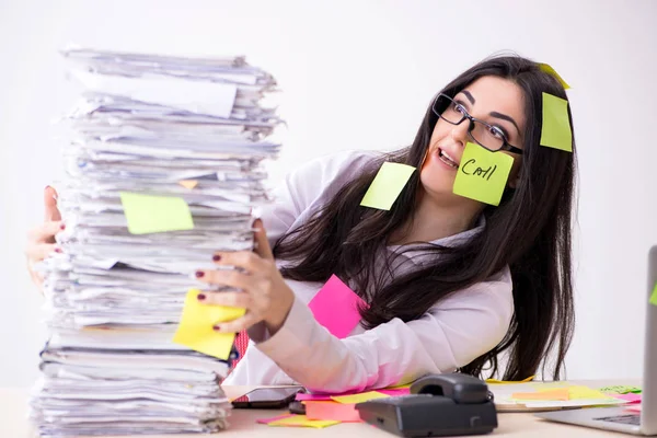 Giovane impiegata in un concetto di priorità contrastante — Foto Stock