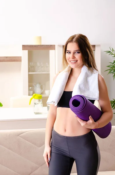 Jovem menina bonita fazendo exercícios em casa — Fotografia de Stock