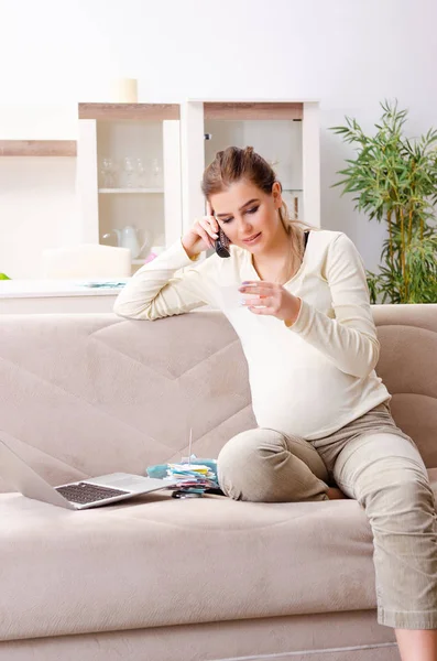 Giovane donna incinta nel concetto di pianificazione di bilancio — Foto Stock