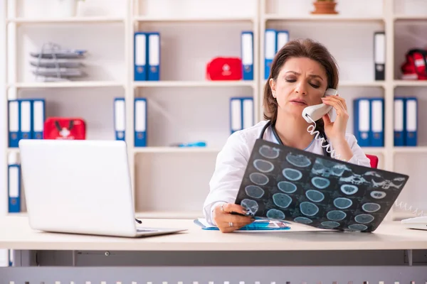 Médica idosa radiologista na clínica — Fotografia de Stock