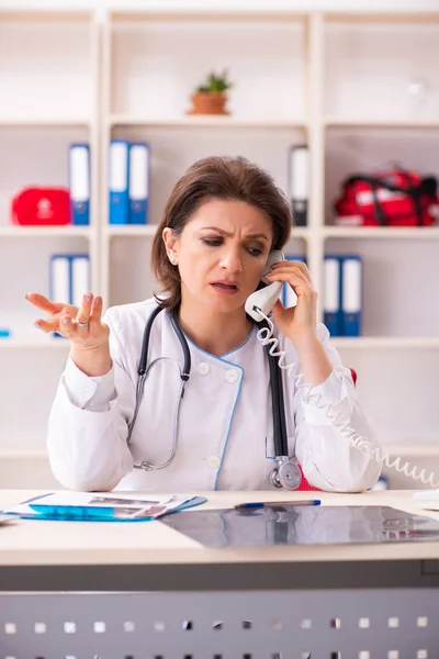 Klinikte çalışan yaşlı bir kadın doktor. — Stok fotoğraf