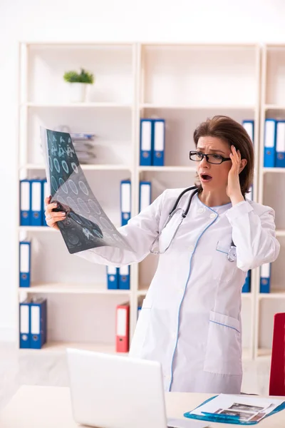 Äldre kvinnliga läkare radiolog i kliniken — Stockfoto