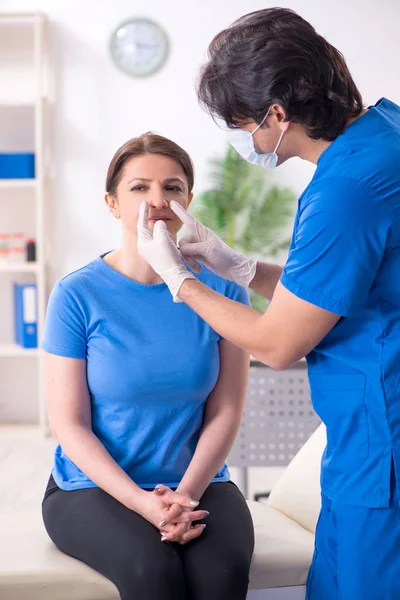 Donna in visita medico maschile per la chirurgia plastica — Foto Stock