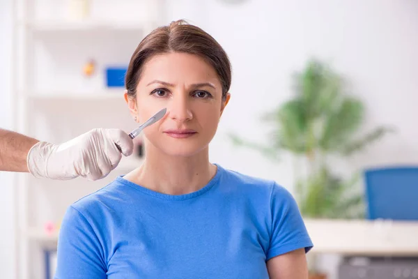 Donna in visita medico maschile per la chirurgia plastica — Foto Stock