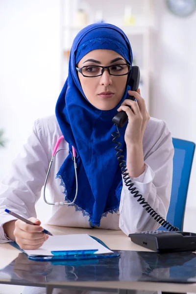 Klinikte çalışan Arap kadın doktor. — Stok fotoğraf