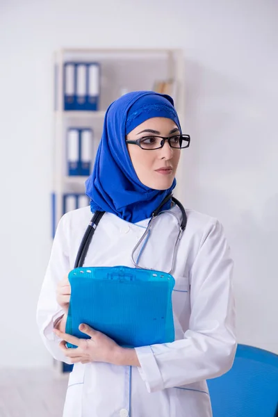 Árabe médico feminino que trabalha na clínica — Fotografia de Stock