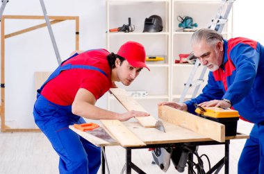 İki profesyonel Müteahhitler evde parke döşeme  