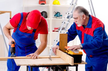 İki profesyonel Müteahhitler evde parke döşeme  