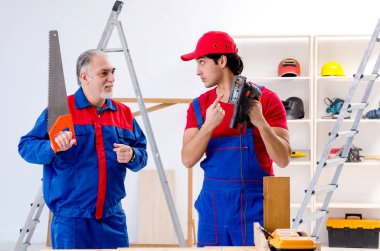 İki profesyonel Müteahhitler evde parke döşeme  