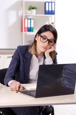 Ofiste çalışan genç bir bayan işçi. 