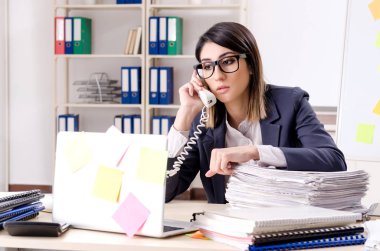 Çelişkili öncelik kavramında genç bayan çalışan 