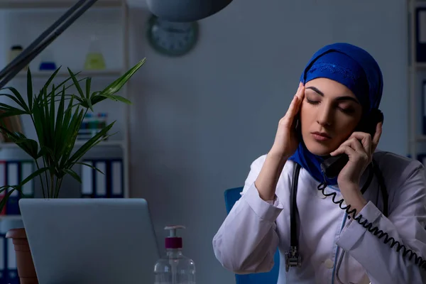 밤에는 병원에서 일 하는 아랍 여성 의사 — 스톡 사진