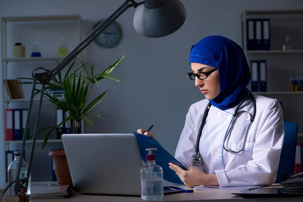 Arap kadın doktor klinikte çalışma gece — Stok fotoğraf