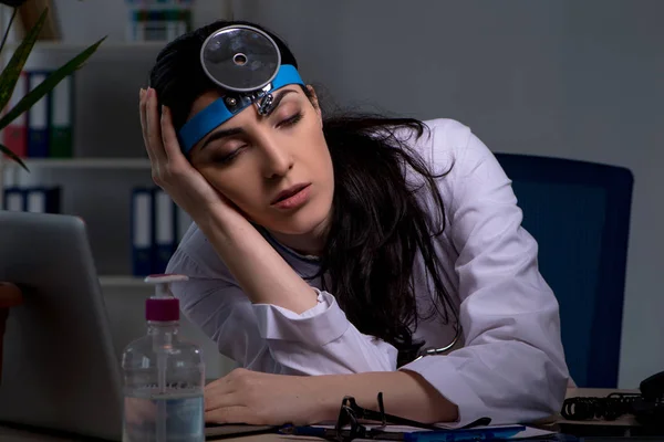 Genç kadın doktor gece vardiyasında çalışan — Stok fotoğraf