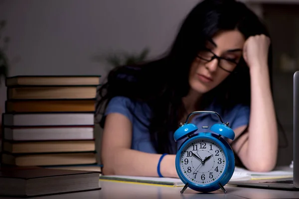 Giovane studentessa che si prepara per gli esami di notte — Foto Stock