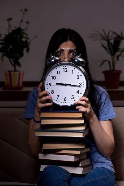 Giovane studentessa che si prepara per gli esami di notte — Foto Stock