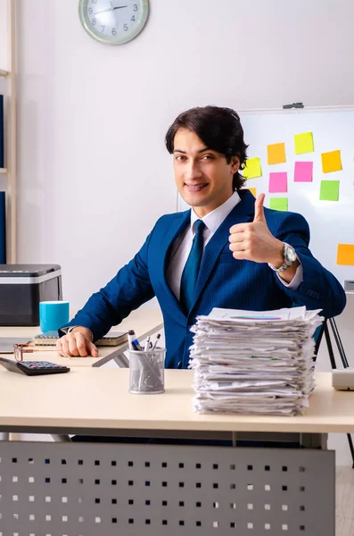Молодой бизнесмен, работающий в офисе — стоковое фото