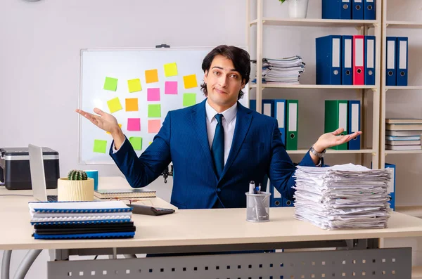 Jonge zakenman werkt in het kantoor — Stockfoto