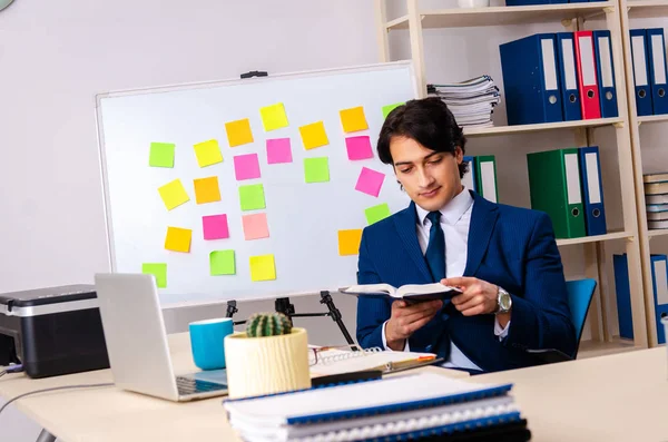 Молодий бізнесмен працює в офісі — стокове фото