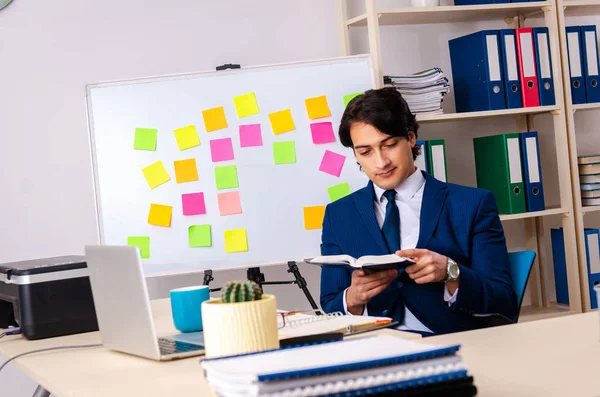 Jonge zakenman werkt in het kantoor — Stockfoto