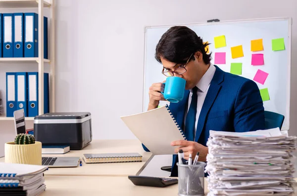 Joven empresario que trabaja en la oficina — Foto de Stock