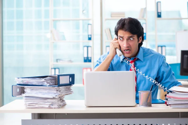 Schöner Geschäftsmann unzufrieden mit exzessiver Arbeit im Büro — Stockfoto