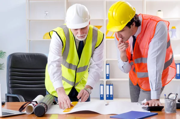 Due colleghi ingegneri che lavorano al progetto — Foto Stock