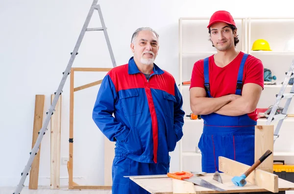 Two professional contractors laying flooring at home — Stock Photo, Image