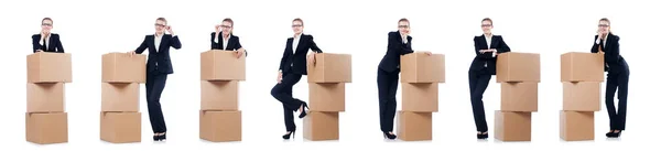 Женщина-бизнесмен с коробками на белом — стоковое фото