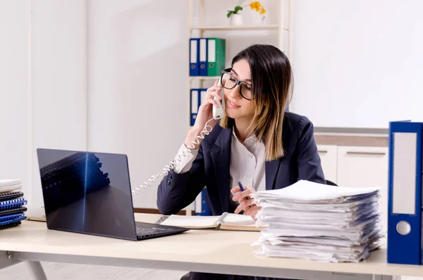 Jeune employée travaillant au bureau — Photo