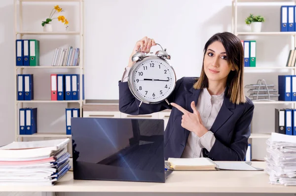 Joven empleada en concepto de gestión del tiempo — Foto de Stock