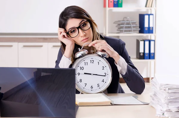 Junge Mitarbeiterin im Zeitmanagement-Konzept — Stockfoto