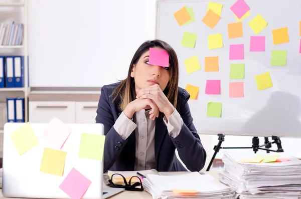 Junge Arbeitnehmerin in widersprüchlichem Prioritätenkonzept — Stockfoto